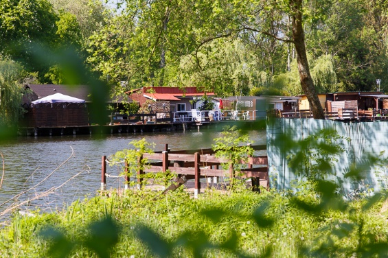 Cabanons de peche au bord des etangs de Baulne