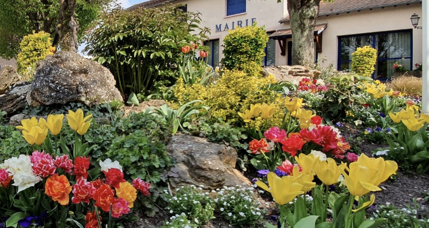 La mairie de Baulne et ses massifs fleuris au printemps